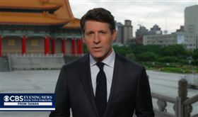 CBS主播杜庫皮爾（Tony Dokoupil）在台隔空報川習會。（圖／翻攝自YouTube）