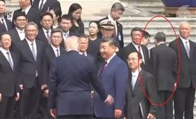 在川普與習近平握手寒暄時，外交部長王毅（紅圈處）卻轉過身來背對他們，還疑似想先行開溜。（圖/取自X@whyyoutouzhele）