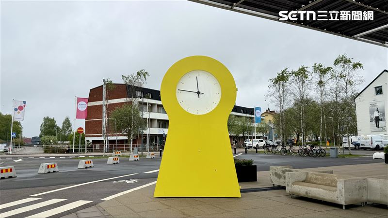 IKEA博物館(IKEA museum )門口前有超大型黃色IKEA PS clock。(圖／IKEA提供）