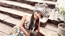 米可白穿苗族服洩真實面容　驚呆外國遊客
