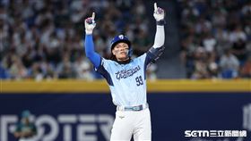 中職37年例行賽，富邦悍將指定打擊張育成敲出二壘安打。（圖／記者劉彥池攝影）