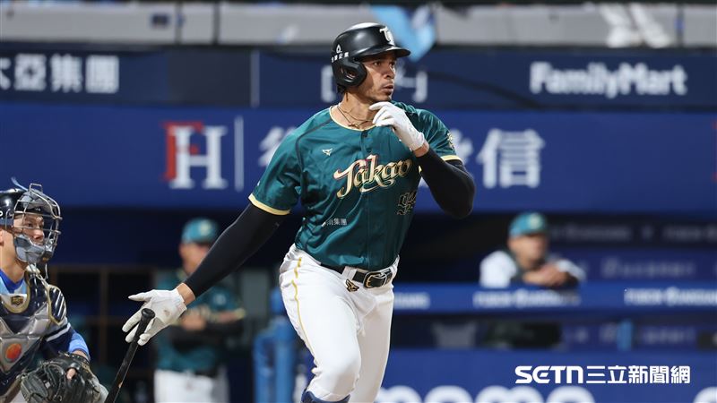 中職37年例行賽，台鋼雄鷹指定打擊魔鷹。（圖／記者劉彥池攝影）
