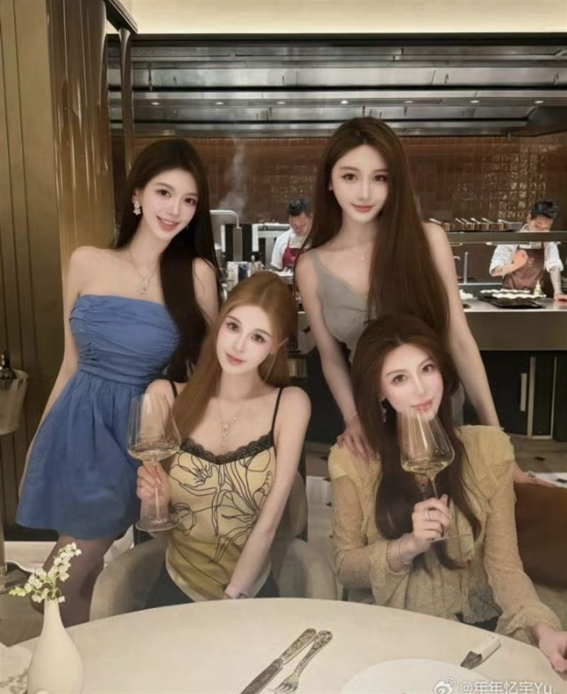 葉珂（藍衣者）與閨密聚餐，網友認不出誰是誰。（圖／翻攝自IG）