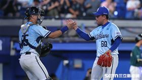 中職37年例行賽，富邦悍將終結者曾峻岳守住6：3領先，和捕手戴培峰擊掌慶祝勝利。（圖／記者劉彥池攝影）