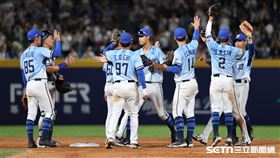 中職37年例行賽，富邦悍將6：3擊敗台鋼雄鷹拿下5連勝，球員賽後擊掌慶祝勝利。（圖／記者劉彥池攝影）