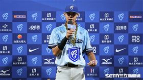 中職37年例行賽，富邦悍將右外野手童堉誠獲選單場MVP。（圖／記者劉彥池攝影）