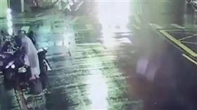 暴雨夜化身雨衣大盜撬鎖洗劫小吃店，45萬現金搬光狠斷監視器。（圖／翻攝畫面）

