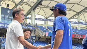 中(山鳥)聰訪新莊球場　後藤光尊致意日職歐力士猛牛隊資深總監中(山鳥)聰（前左）16日拜訪新莊棒球場，中職富邦悍將隊總教練後藤光尊（右）上前致意，一旁為副領隊林威助（後左）。中央社記者謝靜雯攝　115年5月16日
