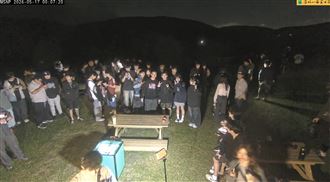 擎天崗野戰直播變夜遊聖地！惡搞畫面曝