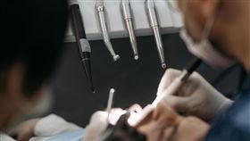 一名張姓男子在中國擁有醫師資格，卻在彰化私設診所營業遭查獲，雖然法官判決他違反《醫師法》，但考量他犯後態度良好，繳回犯罪所得，且要照顧失智老父，給予緩刑自新機會，圖為示意圖。（翻攝自Pexels圖庫）