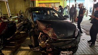 毒駕男撞倒13車3人傷 民眾怒一句母淚致歉