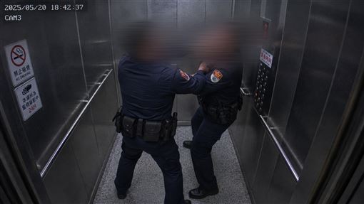 電梯內…2警含恨互打毀容！警方回應了