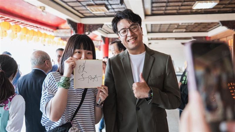 被說「感謝承擔」 沈伯洋幽默回「這句」