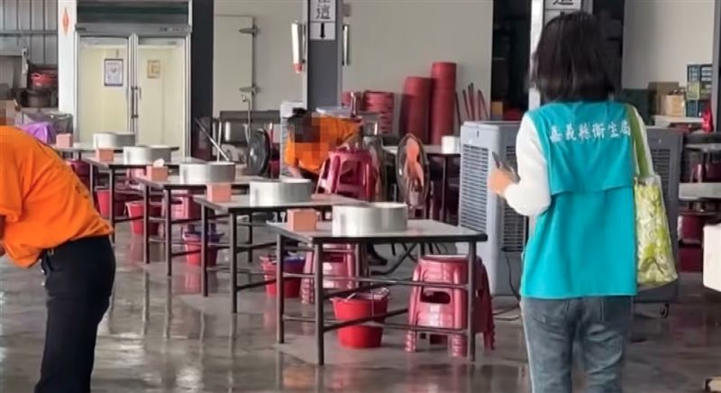 店家22日自主清消，23日衛生局才上門稽查，沒能帶回食物檢體，只能抽驗環境。（圖／翻攝畫面）