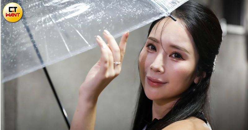 因從小熱愛廟會文化與禮儀，甄馨大學時主動毛遂自薦成為神之侍女之一。（圖／侯世駿攝）