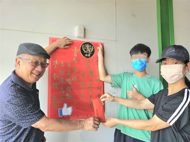 雲林家扶主委陳燦勳親自致贈1萬元獎勵金肯定聖樺。（圖／雲林家扶中心提供）