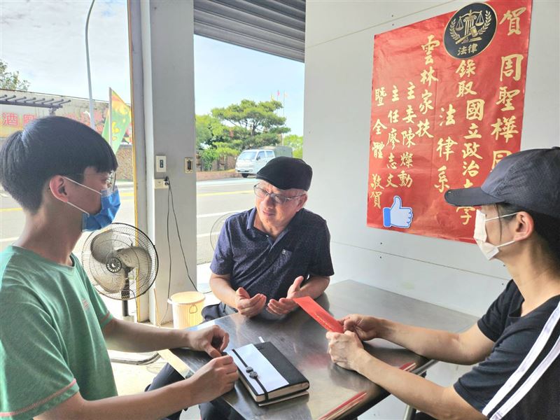 雲林家扶主委陳燦勳當場承諾「未來4年的大學註冊費，家扶全包了」。（圖／雲林家扶中心提供）