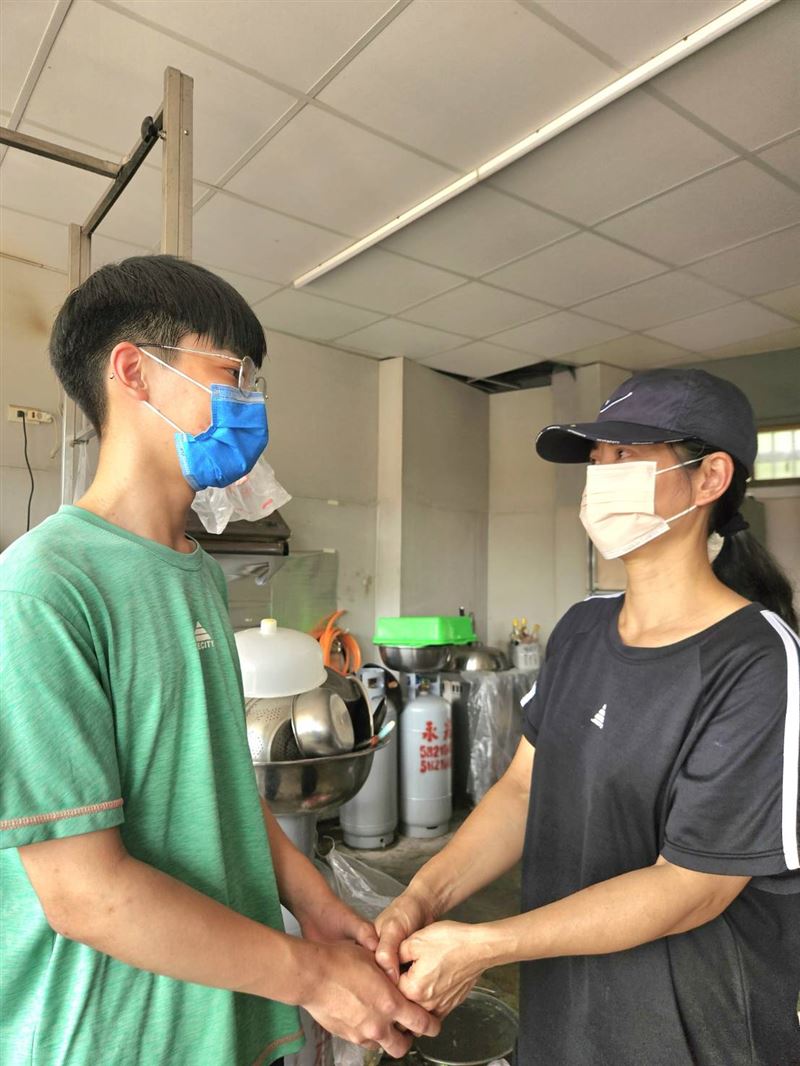 雲林一名新住民單親媽媽，因前夫嗜賭欠債離婚，她一個人咬牙扛起家計，在鄉下四處打零工，拉拔3個孩子長大。（圖／雲林家扶中心提供）