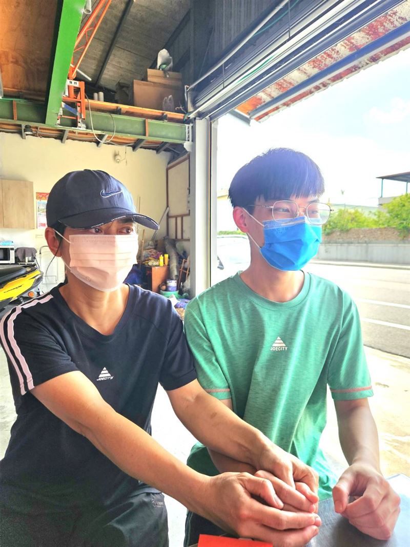 周聖樺看著母親沒日沒夜地辛苦工作，默默把心疼轉化為動力，在沒有任何補習資源下，憑著高度自律苦讀，最終逆襲錄取「國立政治大學」（圖／雲林家扶中心提供）