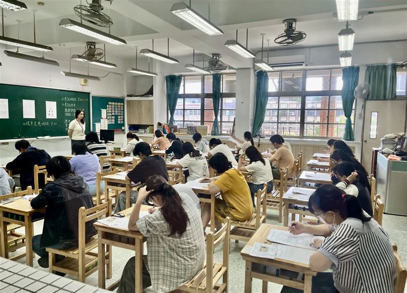 新北國小暨幼兒園教甄、各科考生振筆疾書，爭取高分好成績。（圖／新北教育局提供）