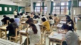 新北國小暨幼兒園教甄、各科考生振筆疾書，爭取高分好成績。（圖／新北教育局提供） 