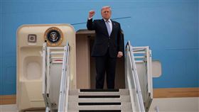 美國總統川普(Donald Trump)在「川習會」第一天會後，即搶先公布中國願意採購200架波音（Boeing）飛機，不料卻引發反效果。由於數量和市場預期的500架相差甚遠，波音14日股價一度挫跌逾5%。隔天即使川普加碼宣稱中國可能採購750架，也難以挽回市場的失望情緒，波音股價續跌3.8%。（圖／翻攝自X平台 @StreetSensex）