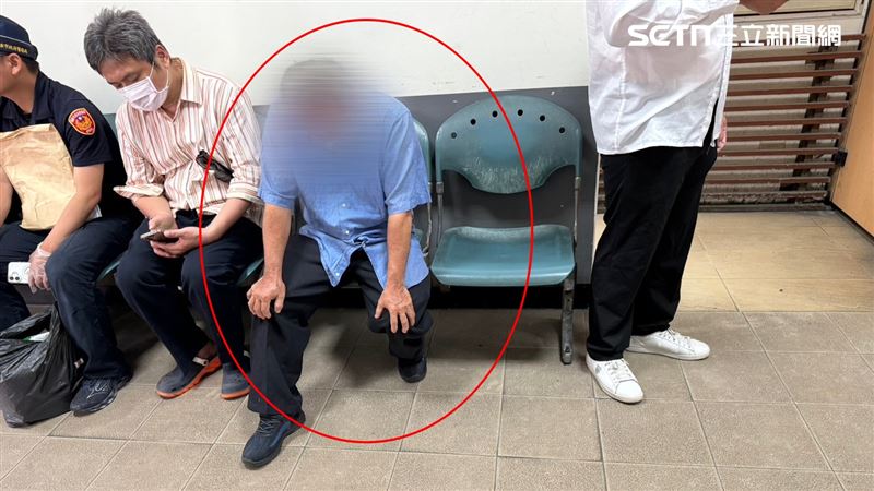 違停的張男與家屬在同一個空間卻沒任何表示，用雙手撐著膝蓋，低頭呆坐在一旁，不發一語。（圖／翻攝畫面）
