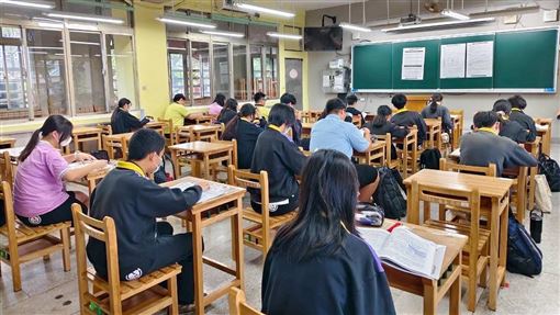 115會考／自然科重圖表　老師：難易適中