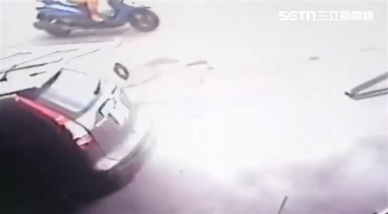 監視器畫面曝光，他出現的那一刻，幾乎沒給人時間反應，鐵門不敵撞擊，全被連根拔起。（圖／翻攝畫面）