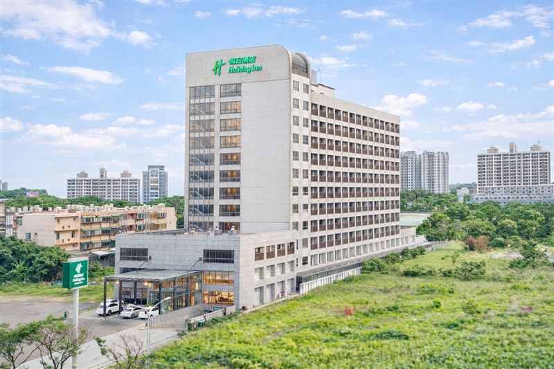 桃園機場假日酒店同步推出「每晚5K積分包價優惠」專案，酒店坐落於桃園國際機場周邊樞紐地段，特別適合轉機、商務出差及 MICE 會展旅客入住。（圖／飯店旅宿業者提供）