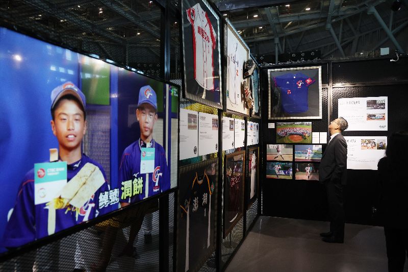「中信60甲子緣」棒球特展，透過文字與照片列出台灣棒球史上的球星與棒球文物，也有展出台灣甲子園之稱的黑豹旗相關文物。（圖／中央社）