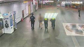 北市楊男脫光搭火車，身上只剩一條內褲，遭到警方強制送醫。（圖／翻攝畫面）