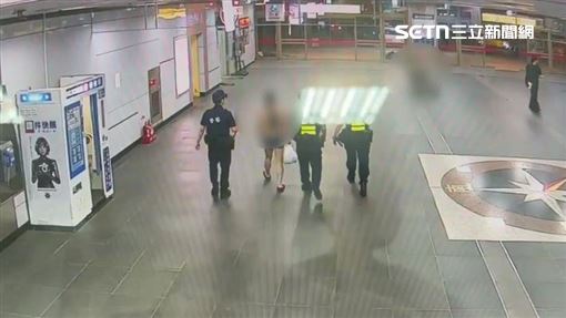 搭火車脫到剩內褲　北車鐵警將他強制送醫