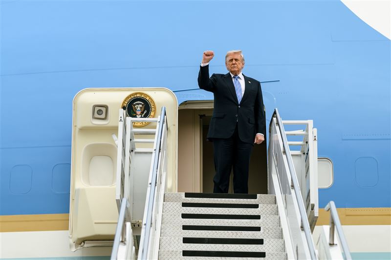 美國總統川普在空軍一號（Air Force One）上對媒體表示，他並未就台灣議題對中國國家主席習近平作出任何承諾。（圖／翻攝自白宮臉書）