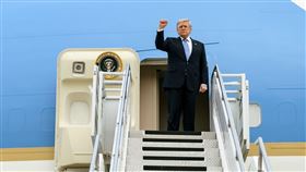 美國總統川普在空軍一號（Air Force One）上對媒體表示，他並未就台灣議題對中國國家主席習近平作出任何承諾。（圖／翻攝自白宮臉書）