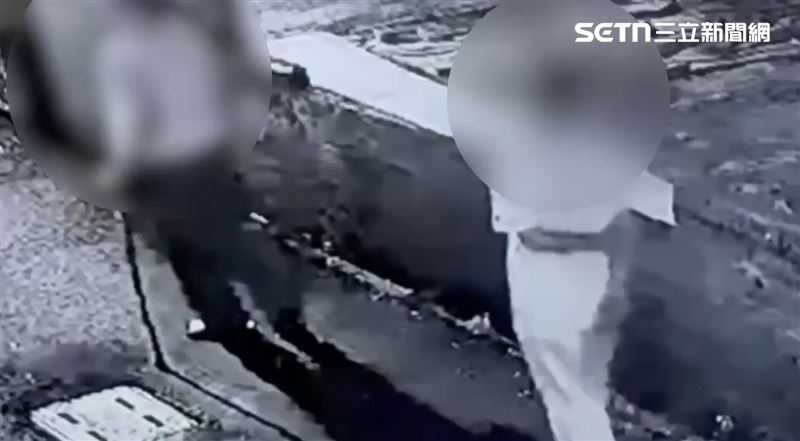 白衣服的男子，雙手背在身後，鬼鬼祟祟、步步進逼，眼神緊盯長輩脖子上的金項鏈，宛如準備伏擊獵物的猛獸。（圖／翻攝畫面）