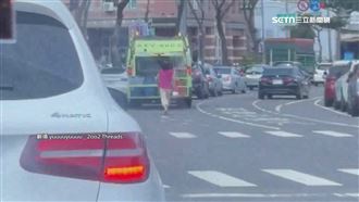 駕駛紅燈下車追垃圾車　目擊者看傻眼