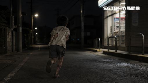 9歲童遭全家拿鐵鎚鋁棒暴打！冷血媽旁觀