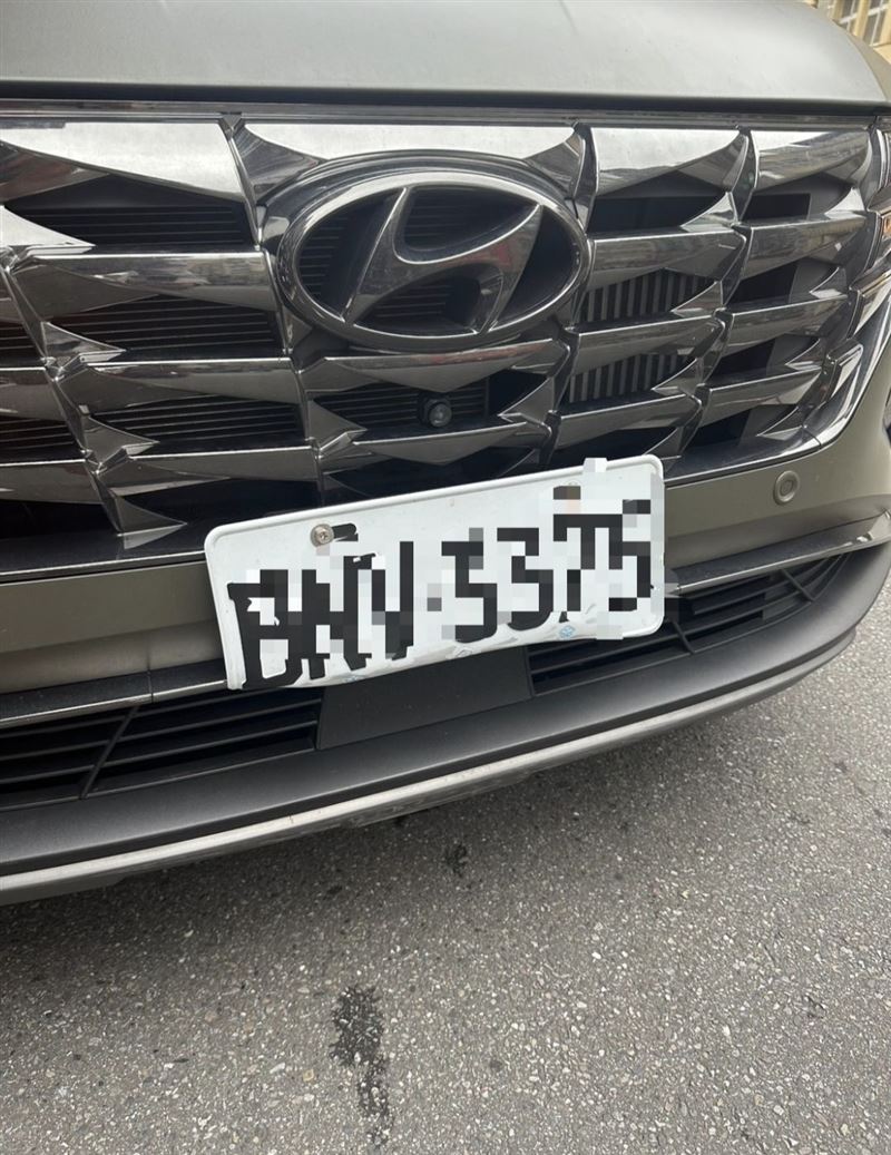 張捷的車牌邊緣出現凹痕。（圖／翻攝自IG @whatjayjay）