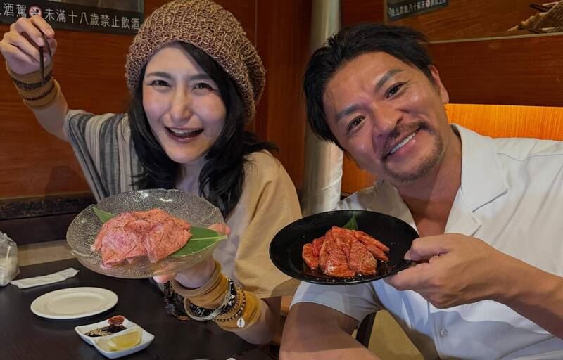夢多開心曬出和Angela佐藤同桌享用美食，連吃三頓笑喊差點破產。（圖/翻攝自夢多臉書）