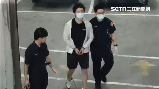 新／製槍遭羈押…孫安佐踩名牌鞋上囚車！