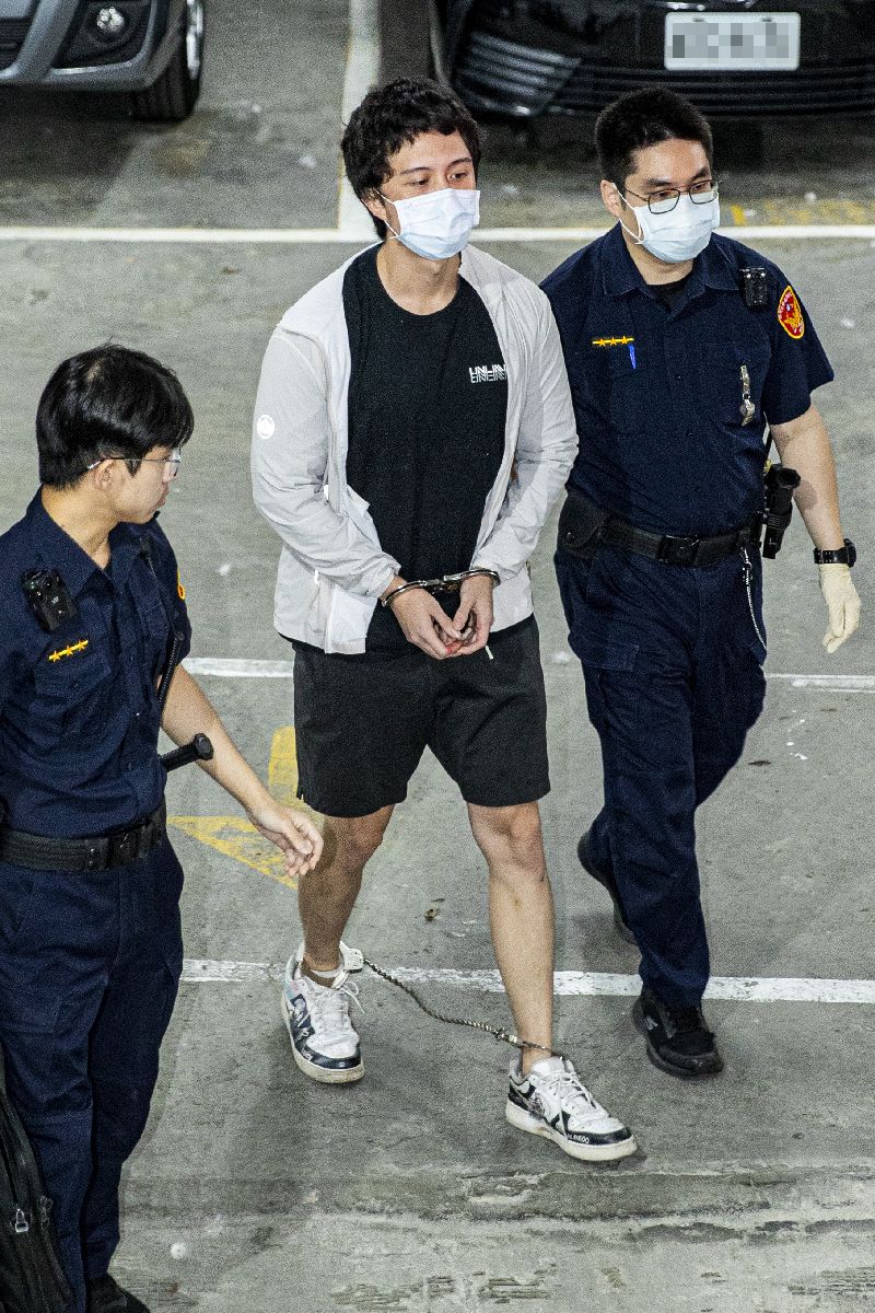 孫安佐涉測試自製噴火槍，士林地方法院17日下午裁定羈押禁見。孫安佐在法警戒護下搭乘警備車。（圖／中央社）