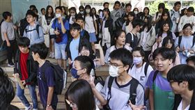 115國中會考結束　考生步出考場115年國中教育會考17日考完，考生步出台北市師大附中考場，彼此交流作答情況。中央社記者鄭清元攝　115年5月17日