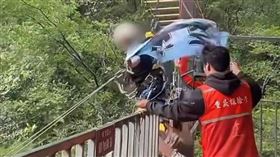 中國女遊客高空墜亡，央視公開調查報告，是人為操作疏失，不是沒綁緊。（圖／翻攝微博）