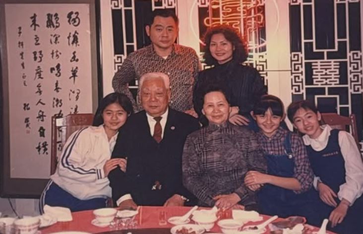 小S(右)上傳與爺爺奶奶的全家福。（圖／翻攝自小S臉書）