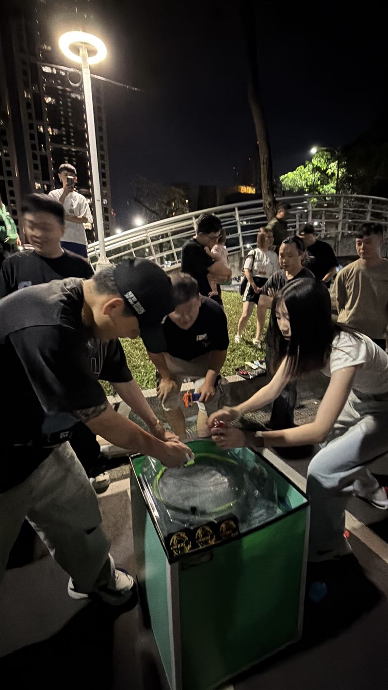 天團成員深夜現身公園停車場，春風瘋戰鬥陀螺竟慘遭四連電。（圖／翻攝自Threads @911_eo）