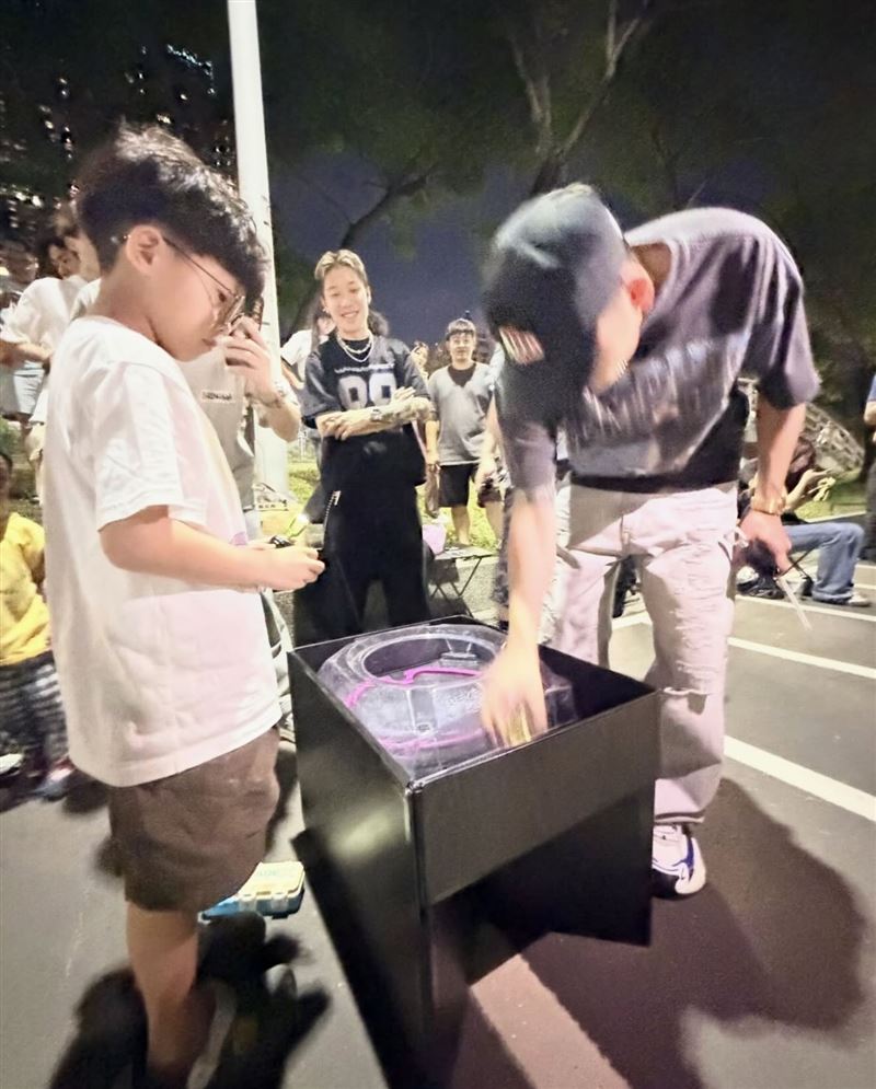 不少小朋友指名要跟春風叔叔對戰，人氣超旺。（圖／翻攝自Threads @911_eo）