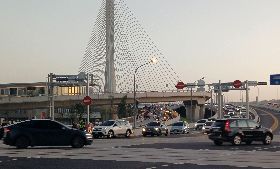 淡江大橋通車首週　車多緩行順暢