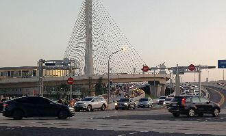 淡江大橋上違停拍照　重機男來回罰6000