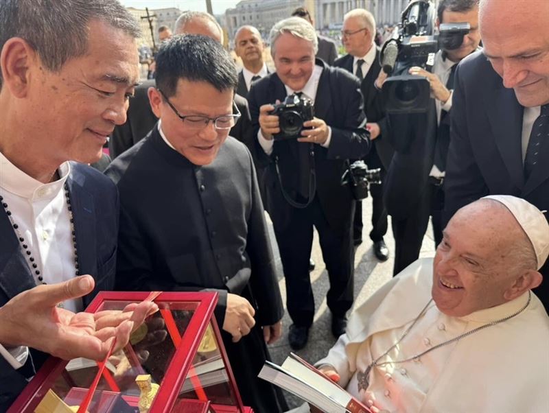 跨越宗教藩籬！北港朝天宮董事長蔡咏鍀前年率團出訪梵諦岡，與教宗方濟各親切會面，為東西方信仰交流留下珍貴的歷史見證。（圖／北港朝天宮提供）